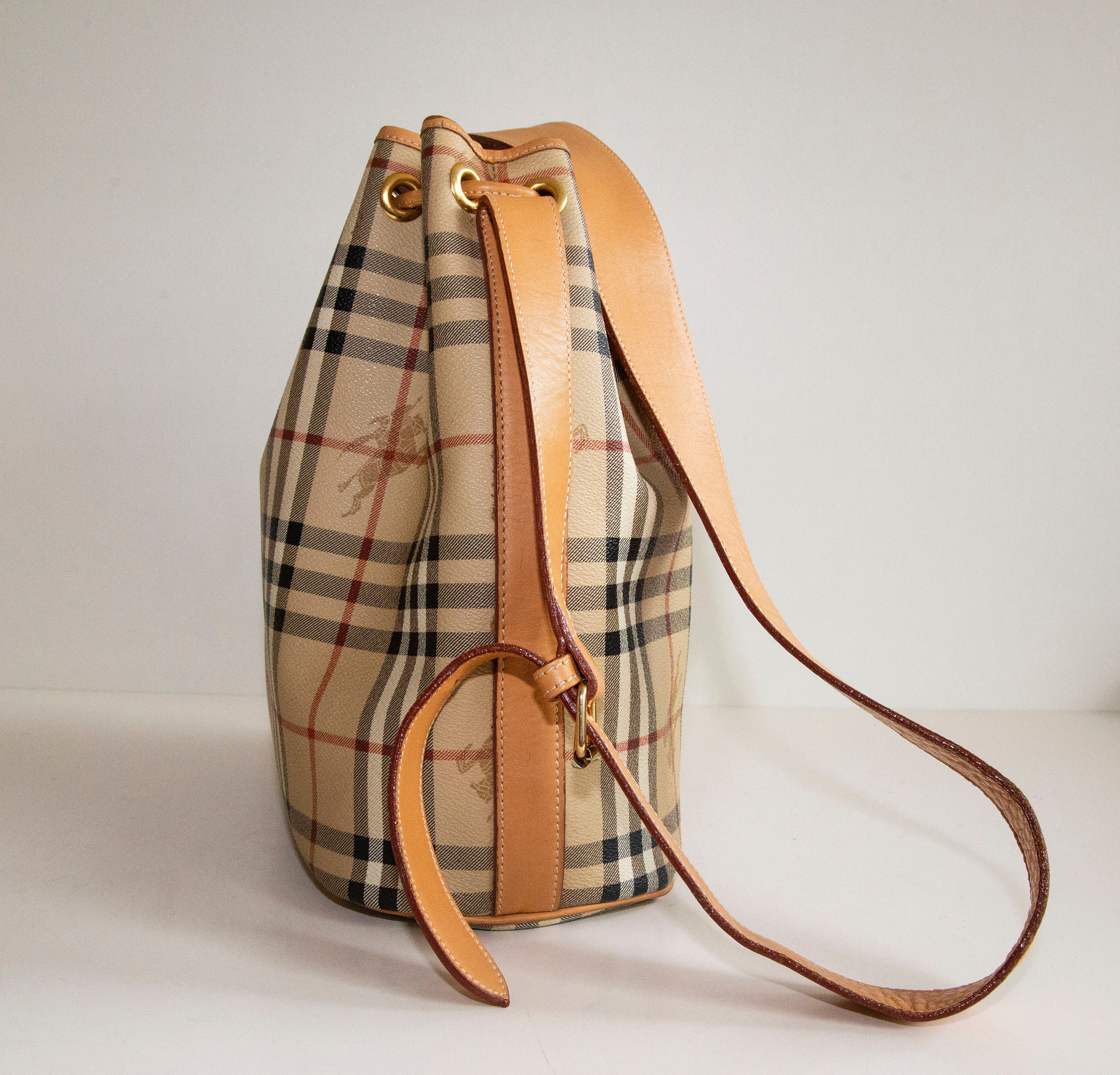 The bucket leather handbag Burberry Beige in Cloth - 32532533