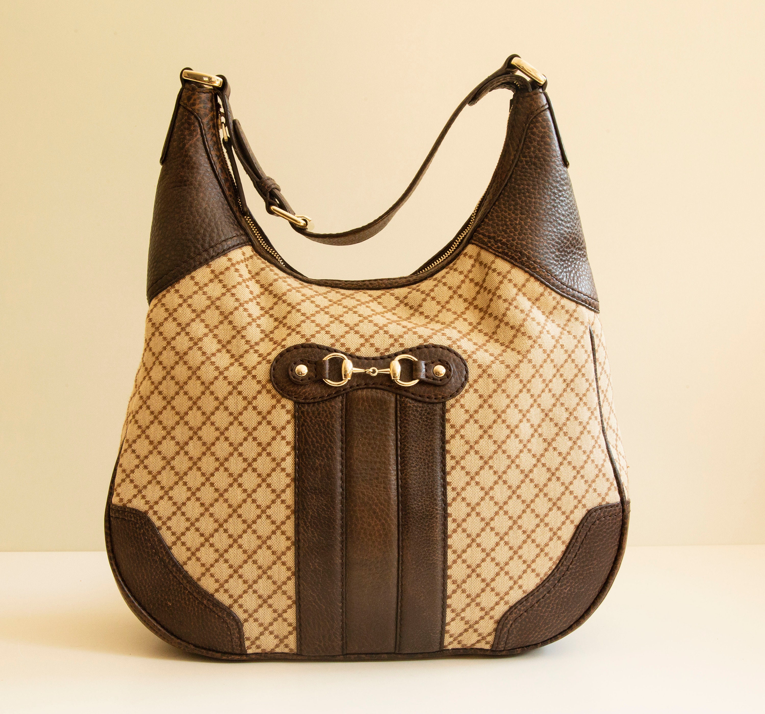 Gucci, Jackie Soft Hobo textured-leather shoulder bag, Fashion look