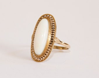 14 Karat Yellow Gold Ring with Oval Cut Elongated Natural White Opal in Very Good Vintage Condition