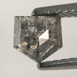 Può includere: Un diamante grigio sfaccettato, sale e pepe, di forma esagonale.