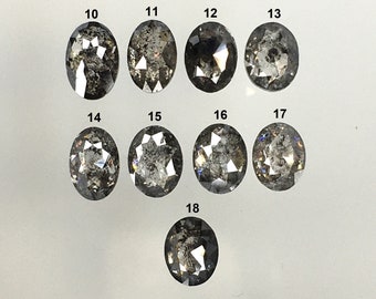 Pode incluir: Uma coleção de 18 diamantes pretos de forma oval com diferentes inclusões. Os diamantes são numerados de 10 a 18.