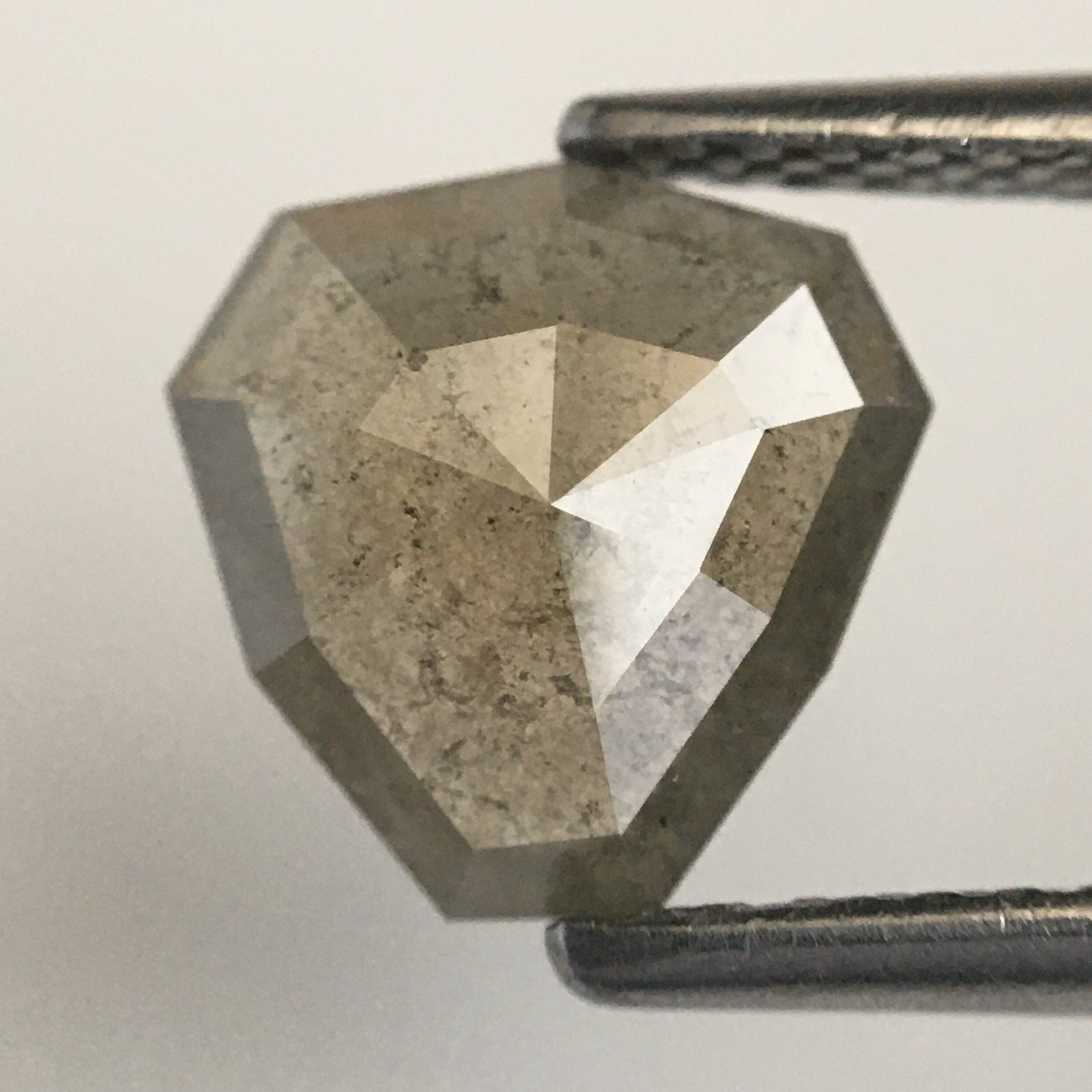 1.15 カラット ファンシーカラー 7.49 mm x 8.30 mm x 2.38 mm