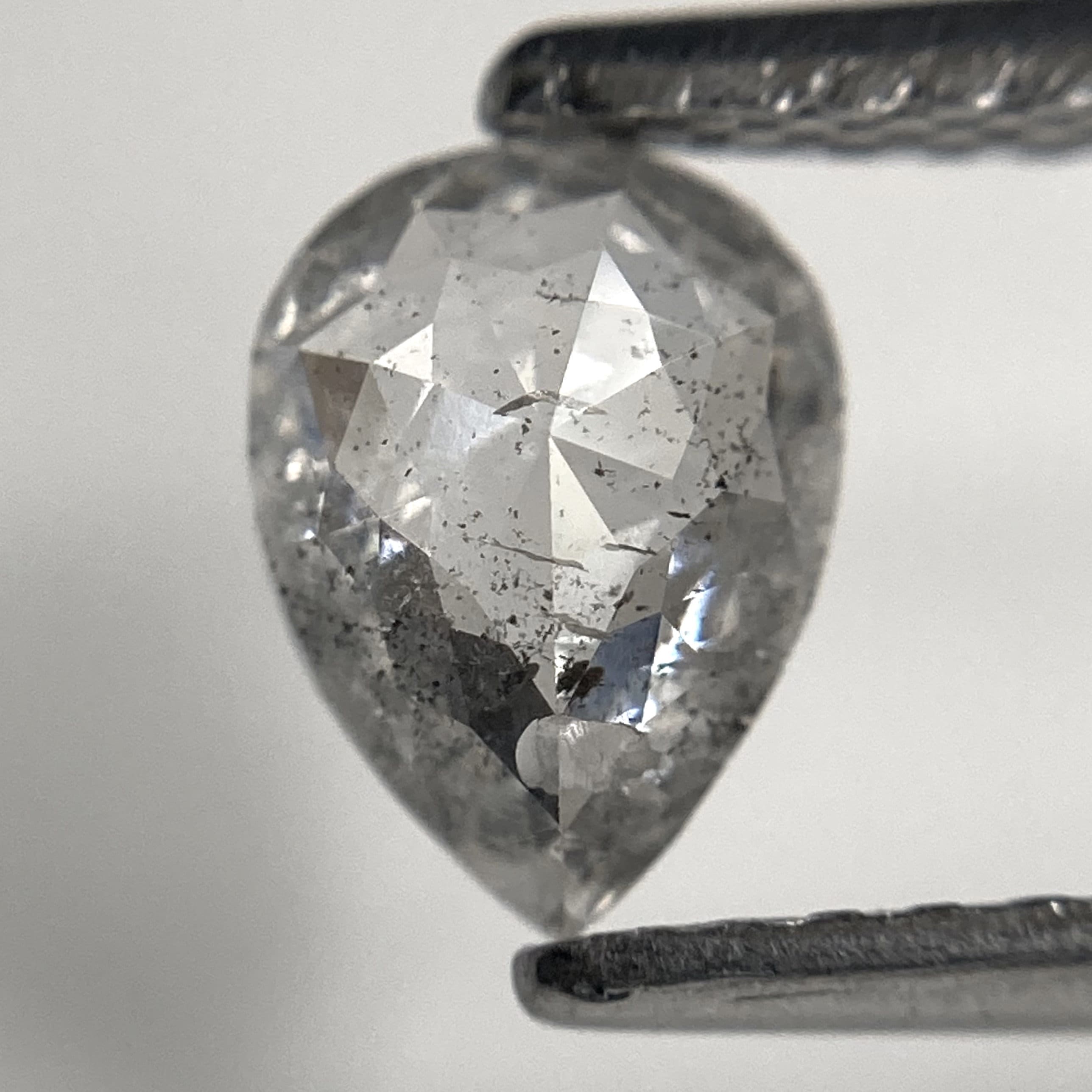 0.56カラット ペアカット ソルト＆ペッパーダイヤモンド：天然ルース