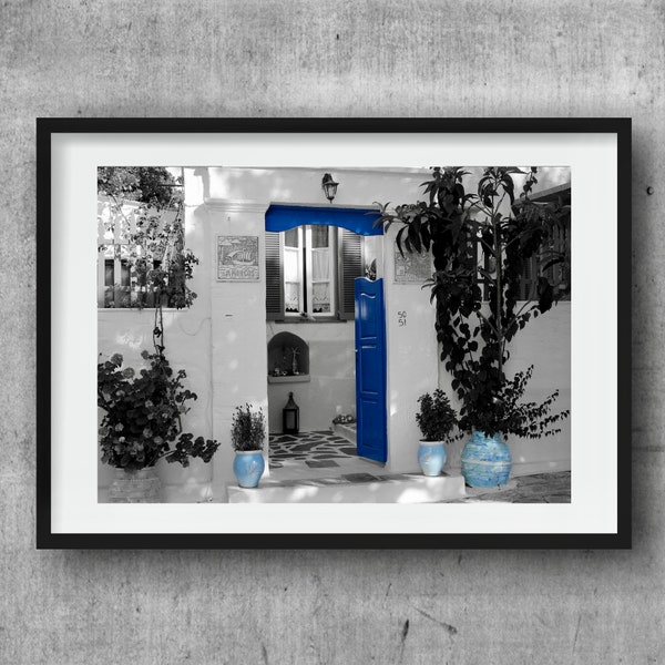 Blaue Türe in Griechenland, Kunstdruck in Schwarz-Weiß mit blauem Farbakzent, Fine Art Print, Hahnemühle Photo Rag 308, 20 x 30 cm