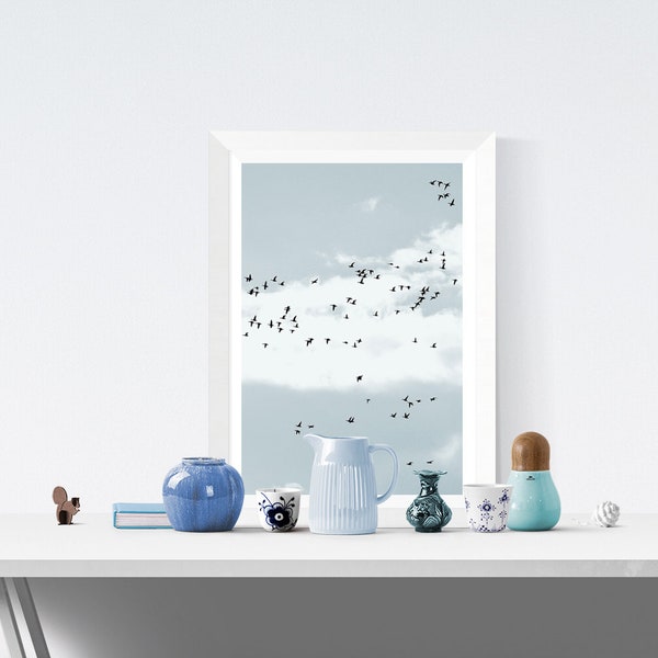Poster in Grau und Weiß Vögel Gänse am Wolkenhimmel, stimmungsvolle Dekoration für das Schlafzimmer und Orte der Stille // 45 x 30 cm