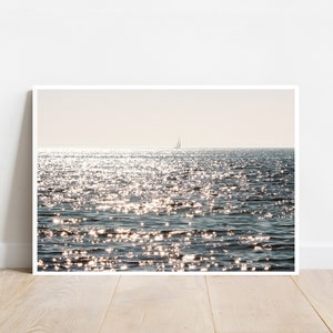 Poster "Funkelndes Meer" mit Segelboot im Hintergrund, ein blauer Eyecatcher in der Größe 50 x 70 cm für deine Wand und dein Zuhause