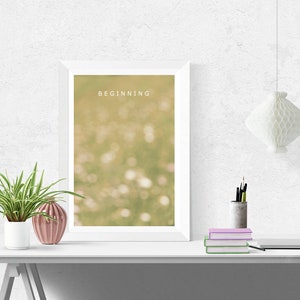 Poster mit Zitat, "BEGINNING" auf glitzerndem Bokeh-Hintergrund in grün oder rosa, Größe 45 x 30 cm