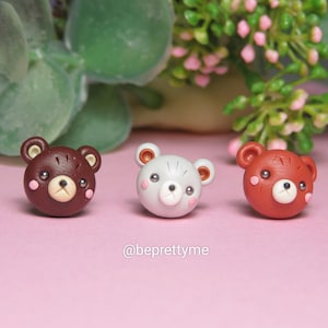 Puces d&#39;oreilles petit ours. Bijoux faits main en pâte polymère. Beau cadeau pour les jardiniers