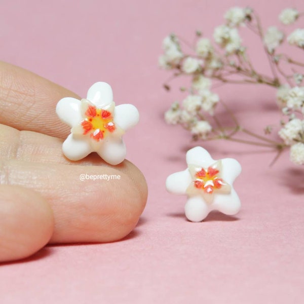 White Hoya Flower Stud Earrings. Hoya Carnosa Plant Jewellery. Wax Plant. Polymer Clay. Stainless Steel. Cute gift for Gardener