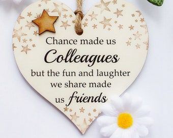 El azar nos hizo colegas, pero la diversión y las risas que compartimos nos hicieron amigos Corazón de madera Placa / Signo