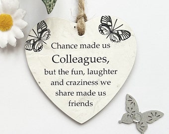 Cute Chance nos hizo colegas, pero la diversión, la risa y la locura que compartimos nos hicieron amigos Placa/Signo de corazón de madera