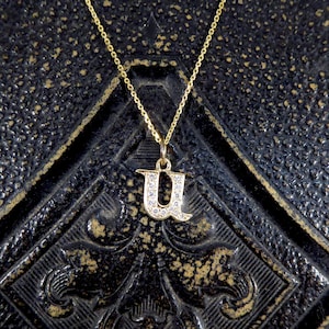 Colgante con inicial U engastada de diamantes en oro amarillo de 18 quilates sobre cadena de collar de oro amarillo N161