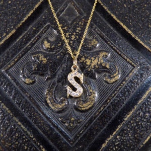 Diamante Engastado S Colgante inicial en oro amarillo de 18 quilates sobre una cadena de collar de oro amarillo N162