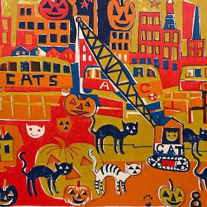 Puede incluir: Una colorida impresión titulada "Cats & Pumpkins" que representa un paisaje urbano con autobuses naranjas, edificios y una grúa. Se muestran gatos negros y calabazas. La impresión incluye el texto "CATS" y "CAT". Firmado por John A. Knudsen '89.
