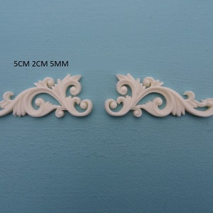 Dekorativa små utsmyckade rullar x 2 applikationsmöbellister P21