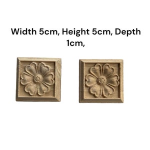 Può includere: Due sculture decorative di fiori in legno, ciascuna misura 5 cm di larghezza, 5 cm di altezza e 1 cm di profondità. Le sculture presentano un design floreale dettagliato con un cerchio centrale e petali circostanti.