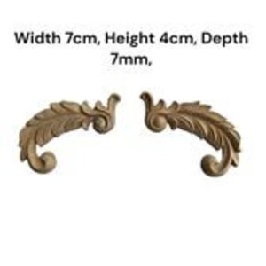Può includere: Due ornamenti decorativi in legno a forma di foglia di colore dorato. Ogni ornamento misura 7 cm di larghezza, 4 cm di altezza e 0,7 cm di profondità.