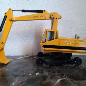 Norscot Caterpillar 320CL Track Excavator 1:50 Scale Diecast