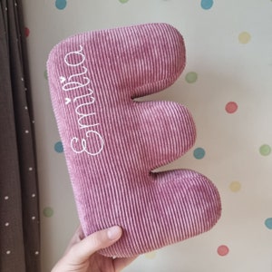 Almofada personalizada de veludo cotelê rosa (letra E) com bordado, letras de tecido volumoso, almofada inicial, presente com ideia única, almofada com alfabeto.