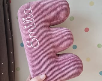 柔らかい文字「E」 - 刺繍入りネームレターピロー - 赤ちゃんの部屋にぴったりのピンクの装飾 - 保育園向けパーソナライズ