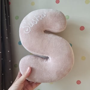 Almohada de pana rosa personalizada con letras bordadas a mano Nombre Letra de tela rechoncha Cojín inicial Letras de tela del alfabeto Regalo único