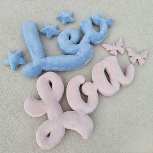 Oreiller en velours avec nom cursif, décoration murale personnalisée, coussin mural suspendu, décoration de chambre d'enfant, personnalisation de chambre d'enfant, cadeau pour nouveau-né