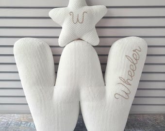 柔らかい文字「W」 - 白い布製クッション - 名前刺繍入りのパーソナライズされたふっくらとした文字枕 - ベビー用品のカスタムギフト