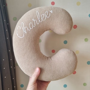 Almohada de terciopelo personalizada con la letra C, bordada a mano, juguete educativo, cojín con inicial, idea de regalo de cumpleaños, almohada con el alfabeto, regalo para recién nacido.