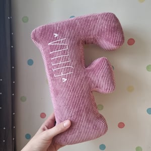 Almohada de terciopelo de leche personalizada (letra F) con bordado, cojín inicial, regalo de idea única, almohada del alfabeto, letra Faric, regalo de cumpleaños