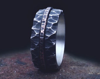 Amazing Effect! Black Silver and Copper. Silver wedding ring with a predatory texture, forged copper strap. Bague Homme