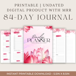Może przedstawiać: Drukowany 84-dniowy dziennik z różowym wzorem kwiatowym. Dziennik zawiera strony dziennego planera z sekcjami na listy rzeczy do zrobienia, spotkania i notatki. Okładka zawiera tekst "Daily Planner" i zdanie "Plan with intention, live with purpose".