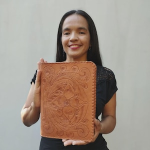 Custom Leather Bible Cover KJV – Handmade Full Grain Case with Zipper – Gift for Him or Her – Personalized Engraving - Estrella Oiled