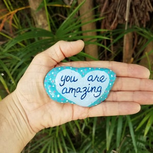Pierre de plage peinte You Are Amazing, cadeau de gentillesse, pierre de rivière à message inspirant