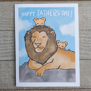 Día del Padre: Papá León con dos cachorros, papá con dos niños pequeños, dos niños, dos hijos e hijas de mamá, temática de jungla y África.