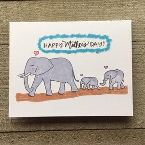 Carte éléphant pour la fête des mères avec deux éléphanteaux, maman de deux enfants, maman de plusieurs enfants, illustration dessinée à la main, maman avec deux enfants, art