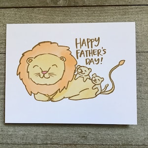 Vatertag Daddy Löwe mit zwei Löwenjunge, Papa mit zwei kleinen Kindern, zwei Kinder, zwei Söhne Töchter aus Mama, Dschungel, Afrika Thema