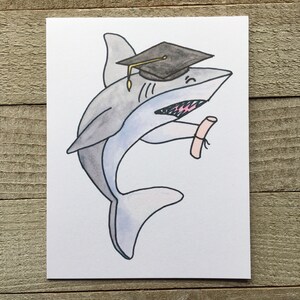 Carte de remise des diplômes requin, chapeau de diplômé, panneau de mortier, cérémonie de remise des diplômes, maternelle, préscolaire, primaire, collège, lycée