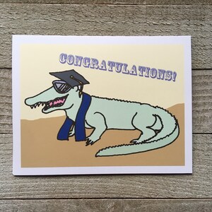 Carte de remise des diplômes de félicitations en crocodile, hipster, lunettes de soleil, alligator, diplômé, carte de voeux de félicitations, bon travail, cartes de vœux