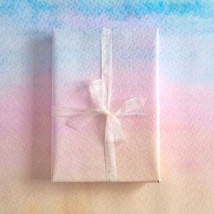 Większe arkusze do pakowania prezentów z moim wzorem akwarelowym „Pastel Haze” – idealne na prezenty, opakowania, wyroby papiernicze i scrapbooking.