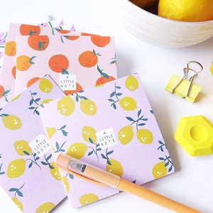 Handgemachtes Mini-Grußkarten-Set mit Obst-Motiven, 6x Mini-Grußkarten, Umschläge und Aufkleber - Zitronen, Clementinen, Wassermelone