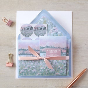 Conjunto feito à mão com 6 cartões, envelopes pautados, adesivos e um pacote de sementes de flores silvestres, apresentando meu design em aquarela/guache 'Riverwalk'