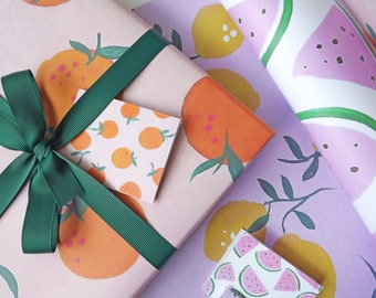 Ensemble d'emballage cadeau fait main, avec mes motifs de fruits estivaux - avec des feuilles d'emballage cadeau, du papier de soie, des cartes-cadeaux, du ruban et des autocollants