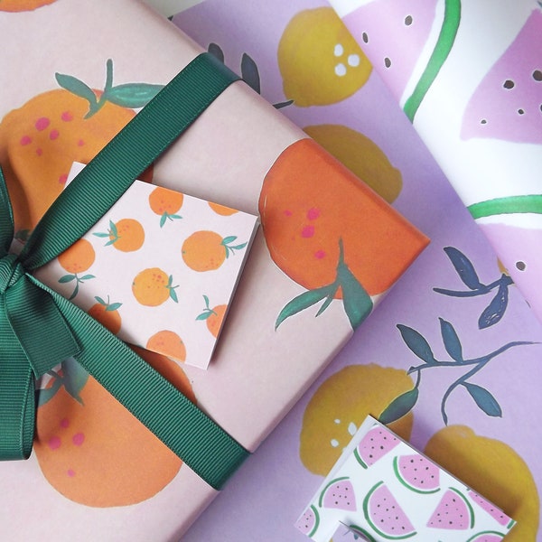 Handgemachtes Geschenkpapier-Set mit meinen sommerlichen Obstmotiven - mit Geschenkpapier, Geschenkkarten, Schleifenband, Geschenkpapier & Aufklebern