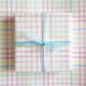 Większe arkusze do pakowania prezentów z moim akwarelowym wzorem w kratkę gingham, „Picnic” - idealne do pakowania prezentów, pakowania, rękodzieła papierowego i scrapbookingu.