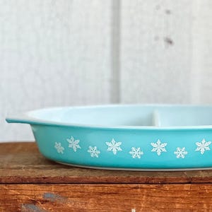 Vintage Pyrex Divided Casserole Dish | White on Turquoise Snowflake Pattern | 1.5 Quart