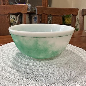 Vintage Pyrex 403 nesting bowl green