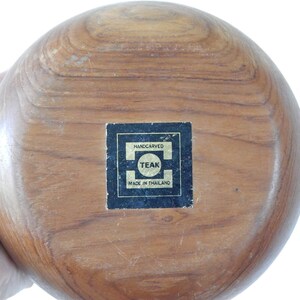 Puede incluir: Un taz&oacute;n grande, redondo y de madera hecho de teca. El taz&oacute;n est&aacute; tallado a mano y tiene una etiqueta que dice "Handcarved Teak Made in Thailand".