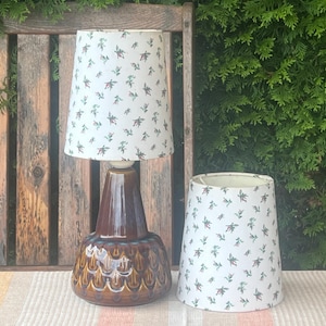 Set med 2 skandinaviska vintage romantiska små rosmönster lampskärmar ramar trådramar trådram