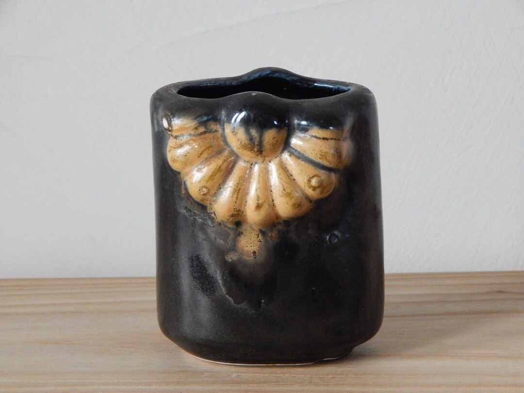 ヴィンテージの黒/黄色の陶器の花瓶デザイン 1960年代 - Etsy 日本