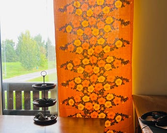 Skandinaviskt bomullstyg med vintagemotiv och orange blommor (91 x 409 cm)